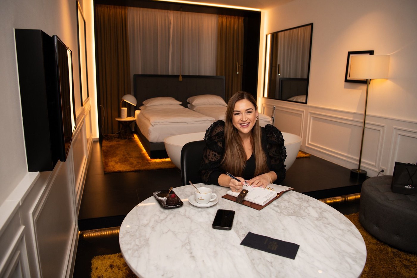 Isolda Michel arbeitet am Laptop in einem eleganten Hotelzimmer