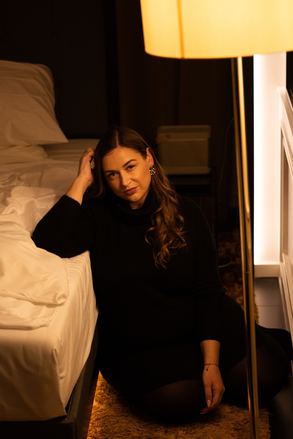 Isolda Michel im schwarzen Outfit in elegantem Ambiente